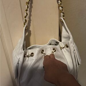 Chic White Quilted Shoulder Bag with Gold Chain